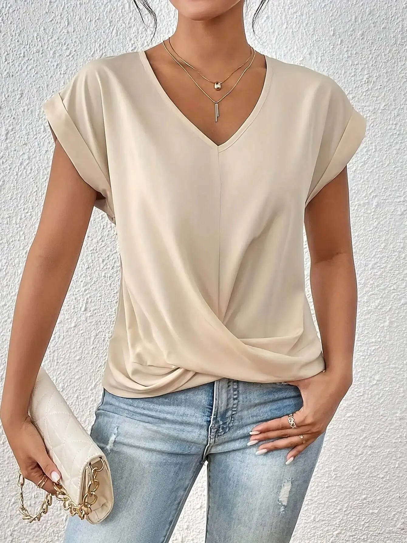 Cléo™ – Le T-shirt Doux et Élégant pour l’Été